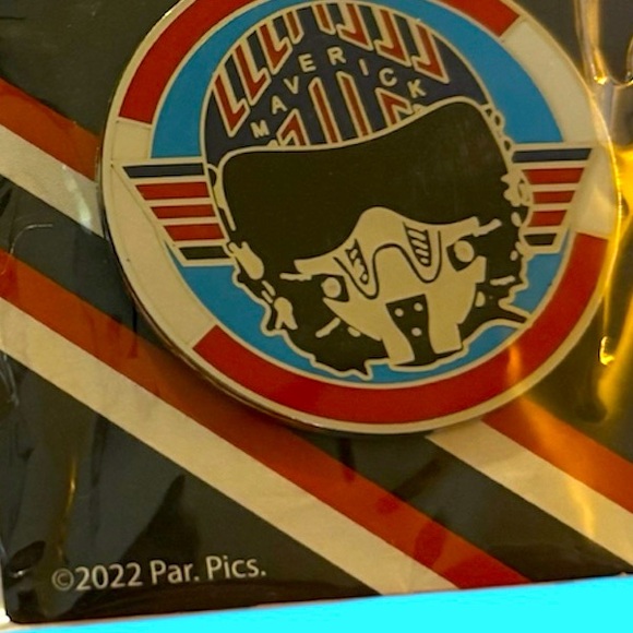Tom Cruise Top Gun Maverick Collector Pin Set - New in Package - Picture 3 of 4